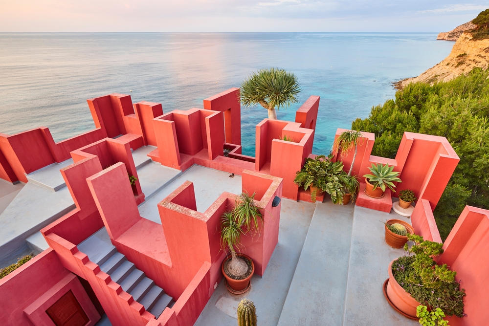 La Muralla Roja Calpe Spanje Shutterstock 2042163599