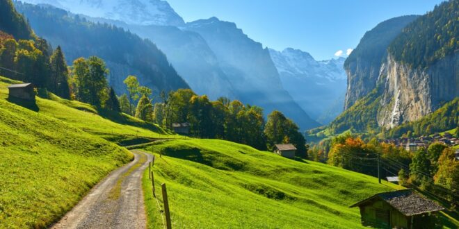 Lauterbrunnen valley Zwitserse Alpen Zwitserland shutterstock 2289146271, tiny house met hottub