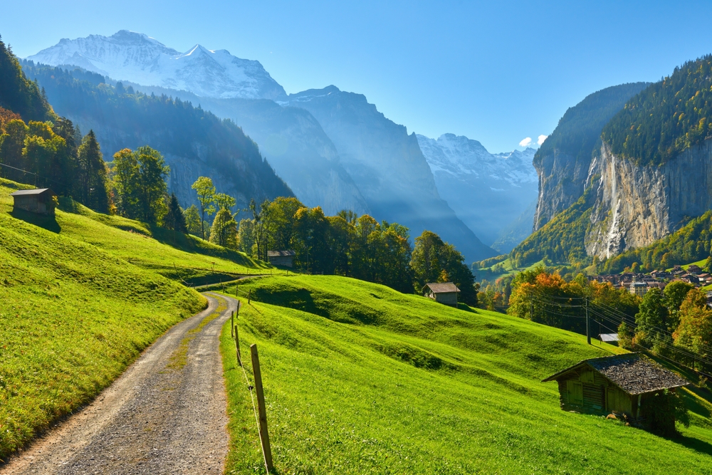 Lauterbrunnen valley Zwitserse Alpen Zwitserland shutterstock 2289146271, mooiste plekken Zwitserland zomer