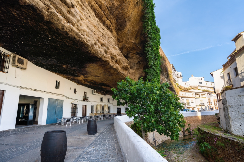 Setenil de las Bodegas Spanje shutterstock 2328555473, bezienswaardigheden spanje