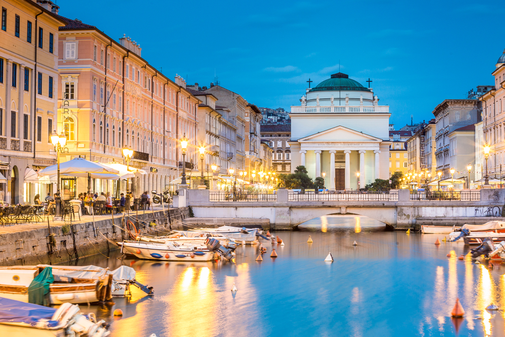 Triëst met het Canal Grande en de Sant'Antonio Nuovo