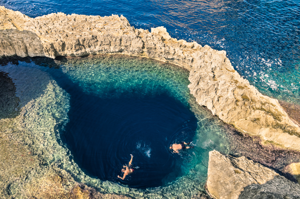 De Blue Hole bij het eiland Gozo op Malta
