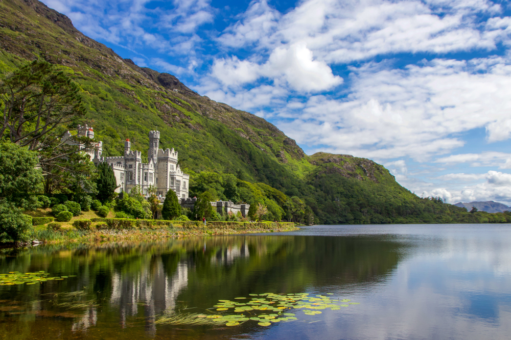 Kylemore Abbey Connemara National Park Ierland shutterstock 1221041506, stranden Spanje