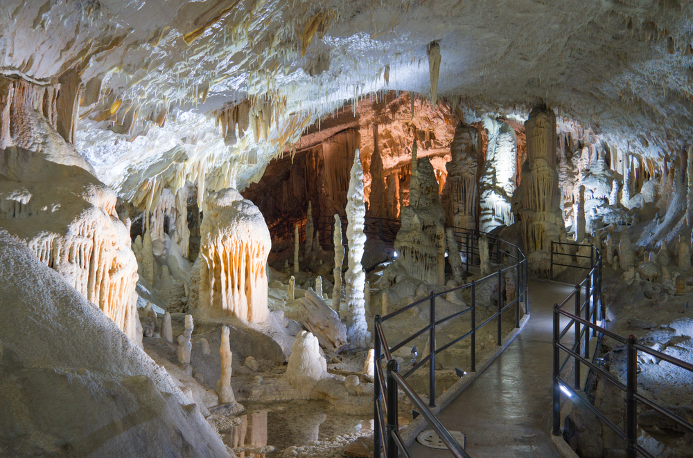 Postojna grot slovenie shutterstock 707118736, Bezienswaardigheden in Slovenië