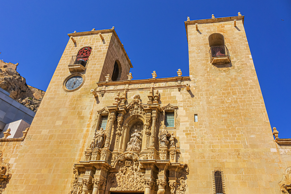 Basilica de Santa Maria Alicante Spanje shutterstock 1497646163, bezienswaardigheden alicante