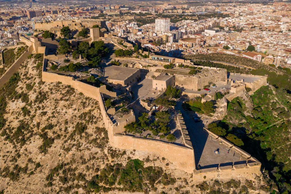 Castillo Santa Barbara Alicante Spanje shutterstock 1628040028, bezienswaardigheden in Napels