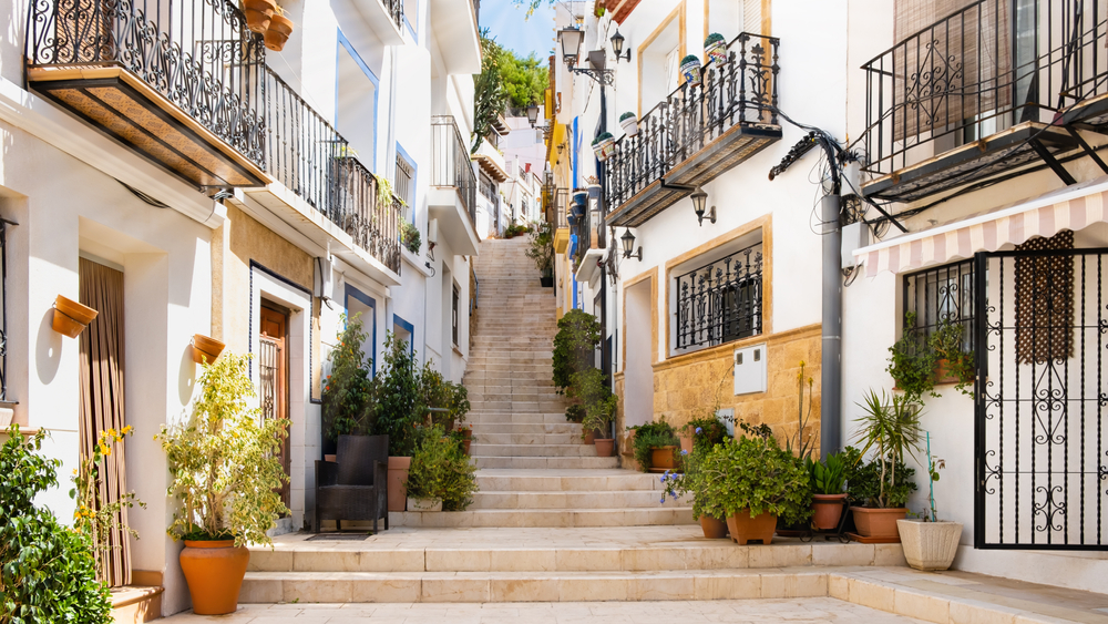 barrio santa cruz alicante spanje shutterstock 1988946560, bezienswaardigheden alicante