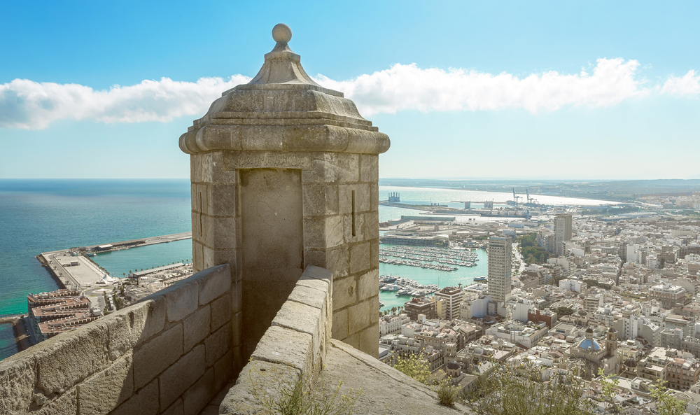 castillo Santa Barbara Alicante Spanje shutterstock 1674285841, stranden Spanje