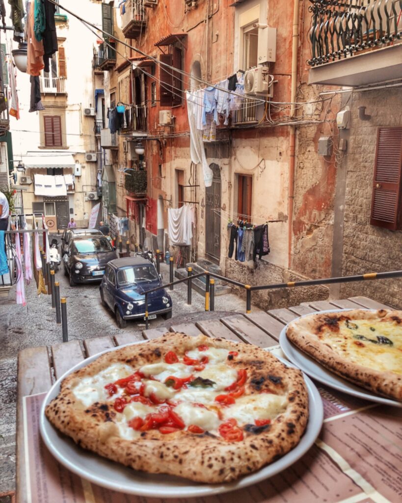 Napolitaanse pizza napels italie bijgesneden shutterstock 1233653533, bezienswaardigheden in Napels