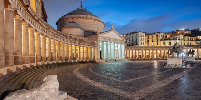 Piazza del Plebiscito shutterstock 2131778839, bezienswaardigheden in Napels