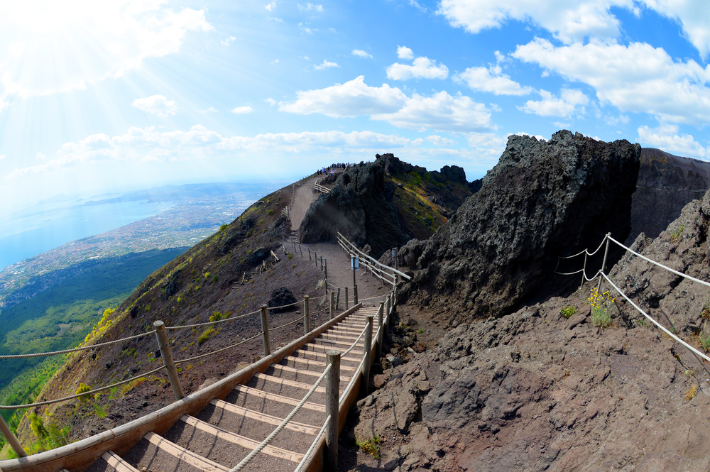 Vesuvius hiking trail napels italie shutterstock 677545018, bezienswaardigheden in Napels