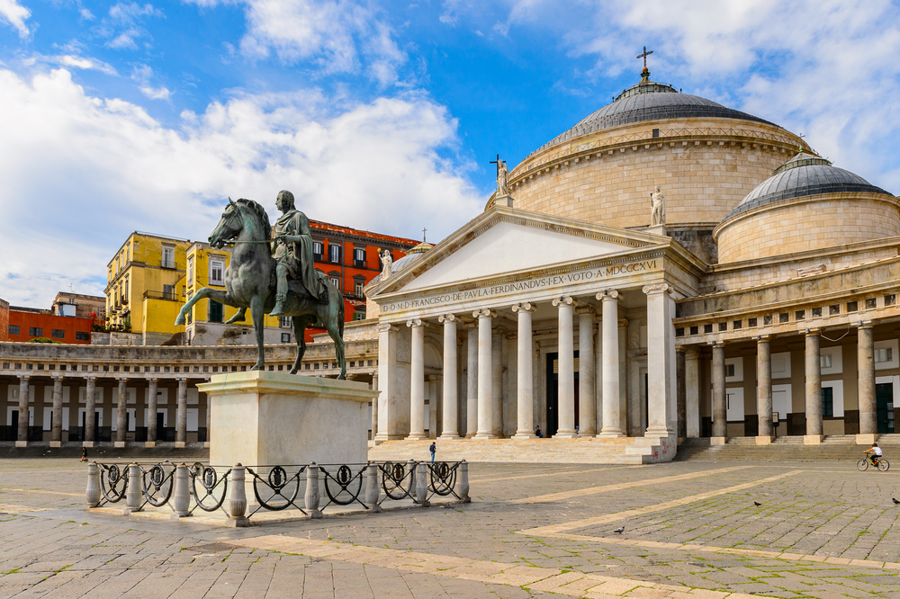 Vittorio Emanuele II voor de Basilica of San Francesco di Paola op Piazza del Plebiscito napels italie shutterstock 435208045, stranden Spanje