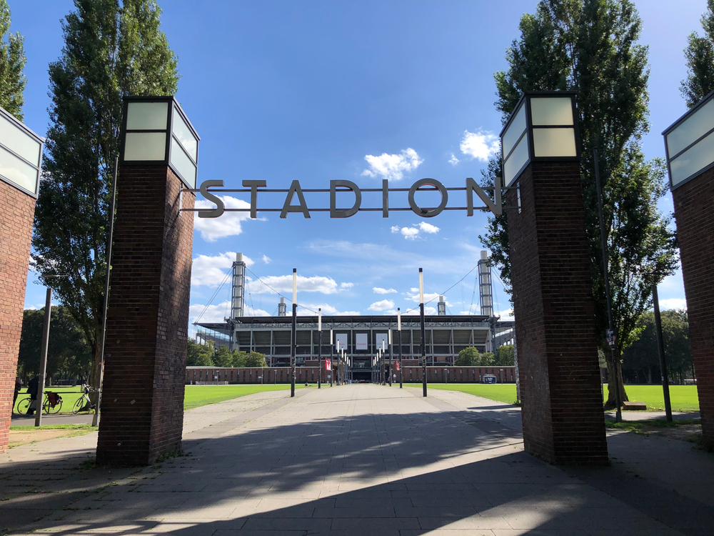 Het RheinEnergieStadion in Keulen 