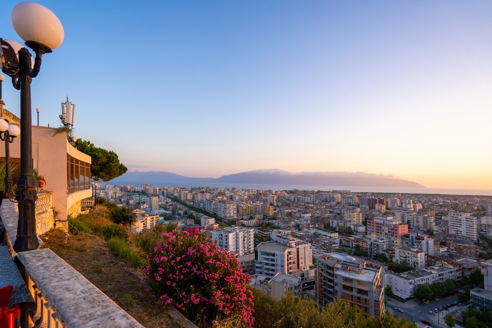 Vlora gezien vanaf de Kuzum Baba heuvel albanie shutterstock 2340031507, bezienswaardigheden in Albanië