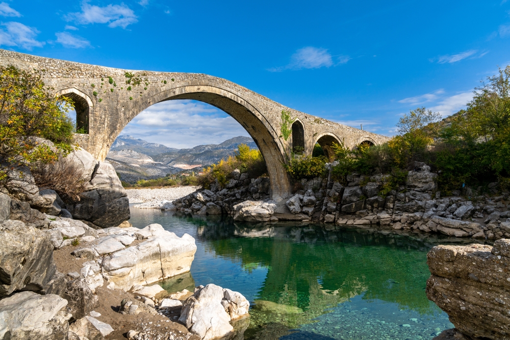 mesi brug albanie shutterstock 2228209019, bezienswaardigheden in Albanië